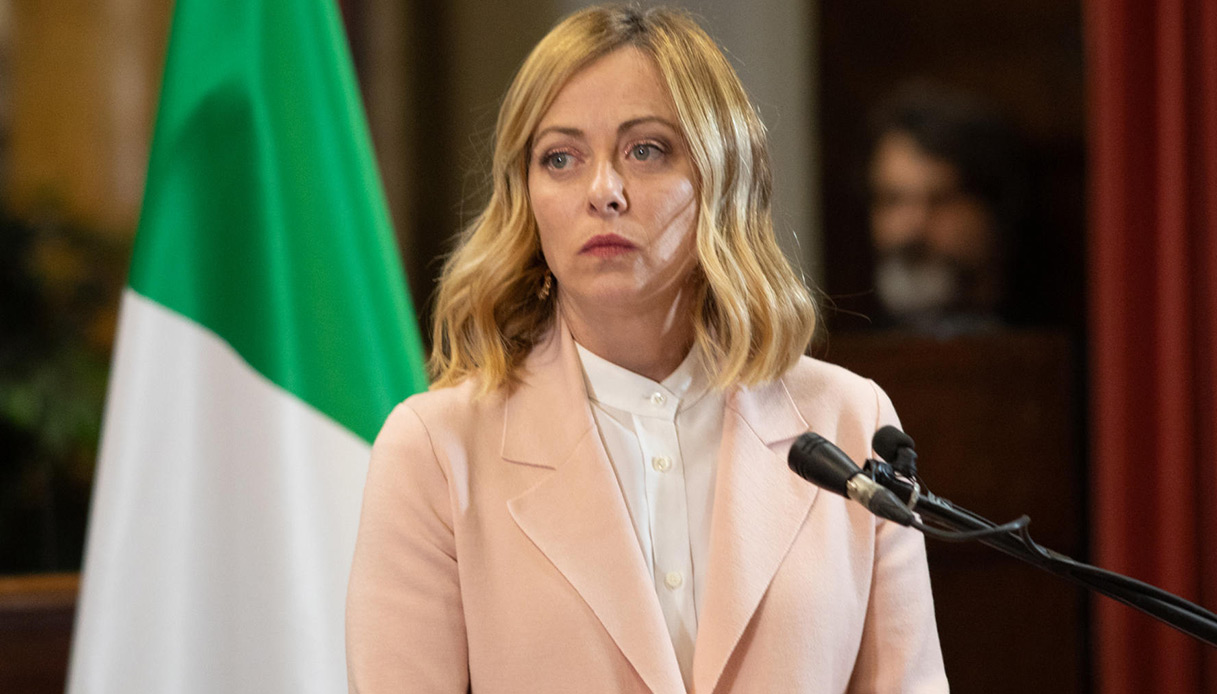 Sondaggi politici: centrodestra in calo, opposizioni compatte