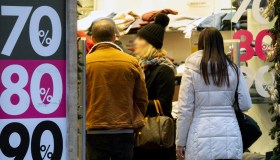 Iniziano i saldi, ognuno di noi spenderà almeno 137 euro: le 5 regole d’oro