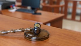 Padre non versa gli alimenti e perde la patria potestà: sentenza storica del tribunale