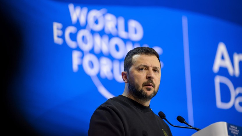 Zelensky e Kuleba a Davos riportano l’attenzione sull’Ucraina: “Chi controlla i cieli definirà la fine della guerra”. Vertice di pace in Svizzera