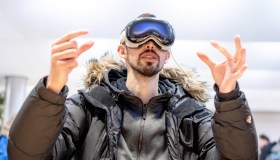 Apple Vision Pro, i problemi fisici provocati: passo falso in Borsa