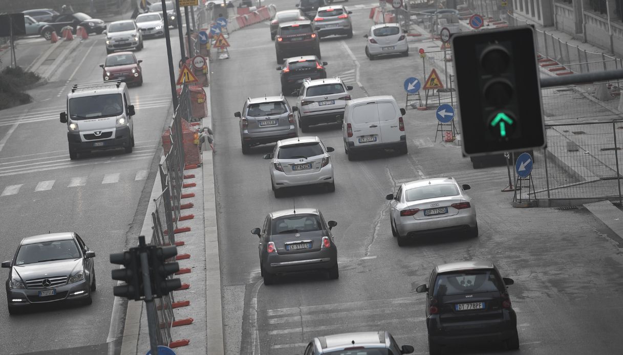 Smog a Milano e Lombardia, scattano le misure anti inquinamento: tutte le limitazioni