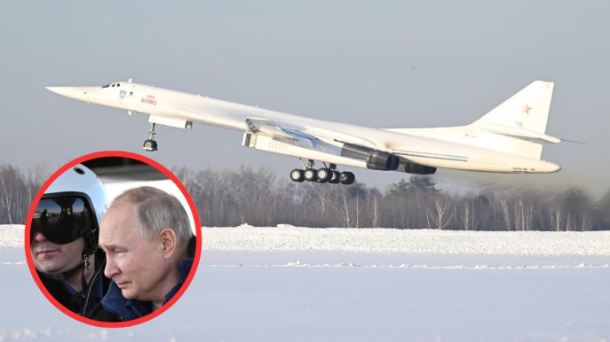 Putin in volo sul nuovo bombardiere nucleare: l’ultima minaccia atomica della Russia
