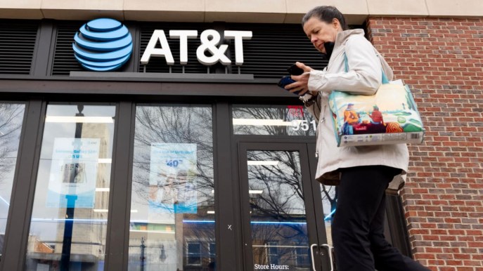 Blackout dei cellulari negli Usa, oltre 70mila persone senza internet e telefono: down della rete