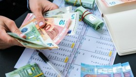 Bollette luce, il servizio a tutele graduali conviene. Quanto si risparmia: i nuovi calcoli