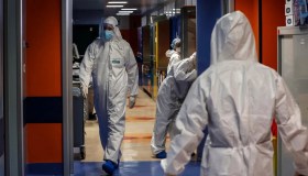 Covid, arriva in Italia la nuova variante BA.2.87.1 scoperta in Sudafrica: i sintomi