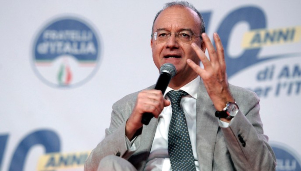 Cellulari e tablet vietati a scuola, pugno duro del ministro Valditara