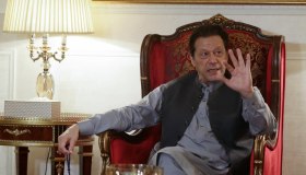 Elezioni in Pakistan, chi è Imran Khan, il politico che ha vinto dal carcere