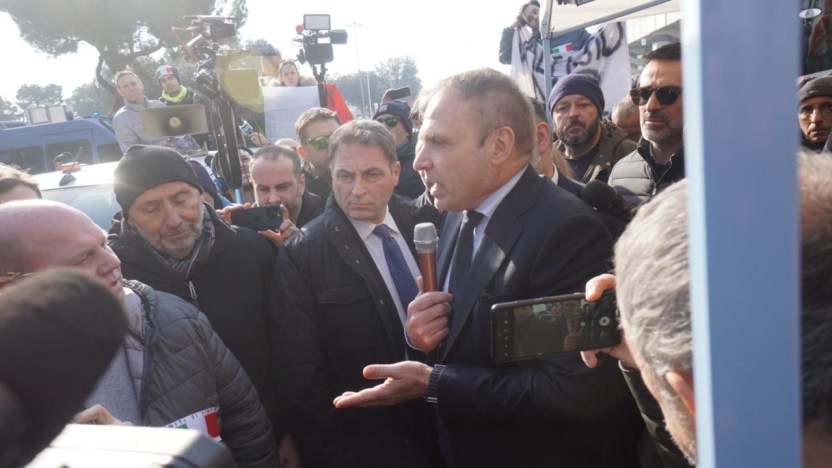 Protesta dei trattori, Lollobrigida incontra gli agricoltori: “In arrivo emendamento Irpef”