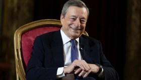 Draghi, l’appello da Washington: “L’Europa si concentri su difesa e debito comune”
