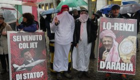 Renzi a Biella, la protesta di FdI con dromedario e sceicchi. Delmastro lo querela