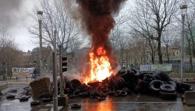 Trattori a Bruxelles sfondano il blocco della polizia: bruciati copertoni e cassonetti