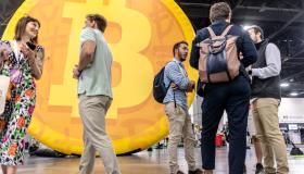 Bitcoin, valore a quota 65.000 dollari: a un passo dal massimo raggiunto