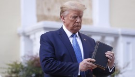 Donald Trump lancia la “sua” Bibbia griffata: la controversa operazione di marketing