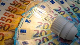 Bollette, luce in calo del 19,8% nel secondo trimestre 2024: spesa pari a 662 euro all’anno