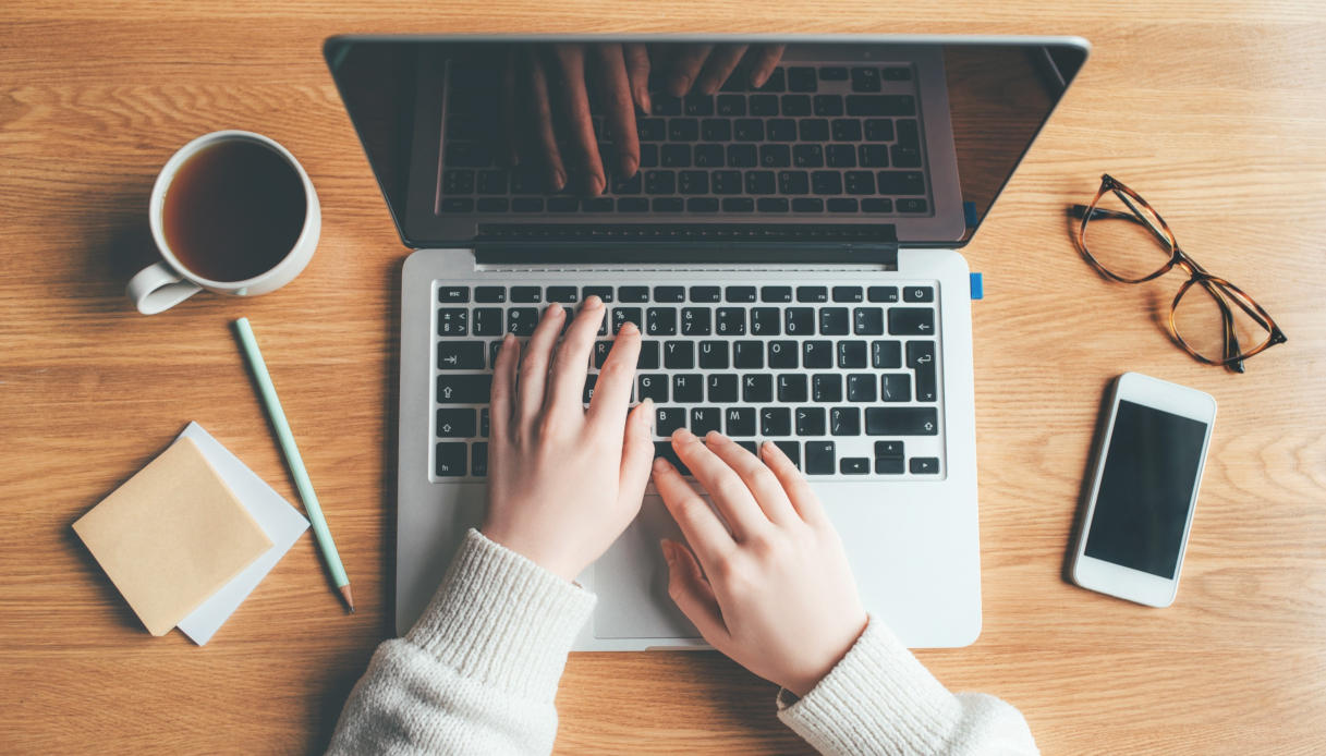 Nomadi digitali, per lavorare in smart working in Italia serve il visto: le regole