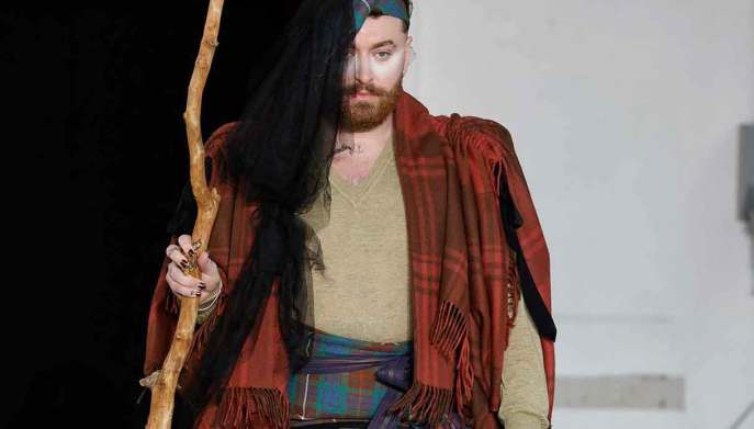 Sam Smith sfila per Vivienne Westwood.
