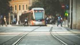 Traffico e smog, le città italiane messe peggio: il rapporto Pendolaria su treni, tram e metro
