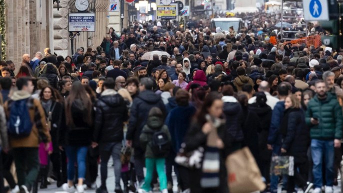 Spesa media delle famiglie a 3mila euro al mese: italiani sempre più poveri