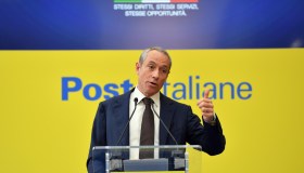 Poste Italiane fa il pieno di utili e sigla nuovo accordo con Cassa Depositi e Prestiti