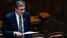 Giorgetti chiarisce: “All’inizio potremmo fermarci al 51%” su vendita Poste