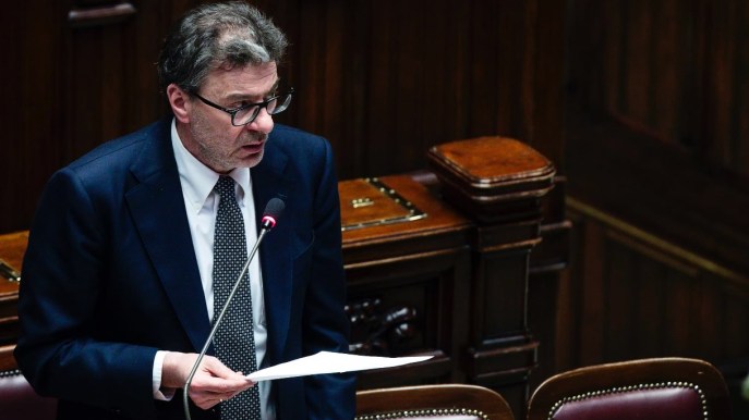 Giorgetti chiarisce: “All’inizio potremmo fermarci al 51%” su vendita Poste