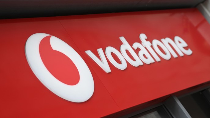 Swisscom compra Vodafone Italia, sì all’unione con Fastweb per 8 miliardi: cosa cambia per i clienti