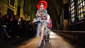 Kering, l’azienda proprietaria di Gucci crolla in Borsa: -14% dopo l’allerta sui ricavi