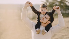 Congedo di paternità: numeri triplicati, ma ancora disuguaglianze. Come richiederlo