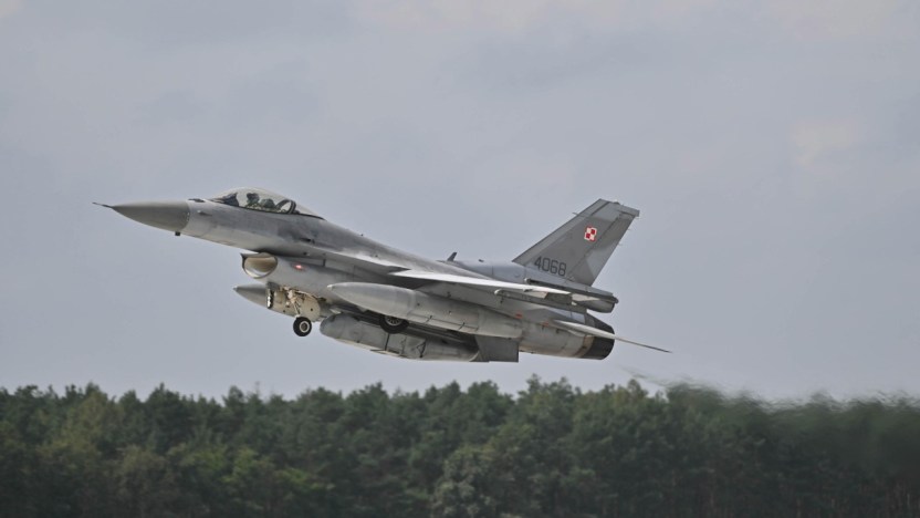 La Polonia risponde ai missili della Russia sull’Ucraina: aerei militari in volo al confine