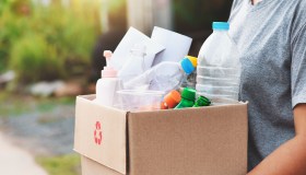 Imballaggi, Parlamento e Consiglio Ue trovano l’accordo per il nuovo regolamento, dal 2030 stop alla plastica monouso