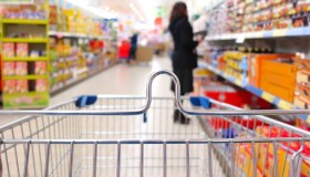 Direttiva greenwashing, i nuovi divieti per le aziende: cosa cambia per i consumatori quando comprano