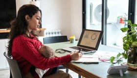 Bonus mamme, da maggio sarà disponibile anche a chi lavora nella Pa: oltre 700 euro di stipendio extra