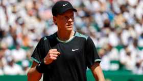 Jannik Sinner vola in semifinale a Montecarlo contro Tsitsipas: quanto ha guadagnato