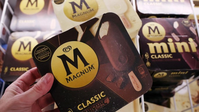 Gelati Magnum ritirati per presenza di schegge di metallo e plastica, i lotti non sicuri