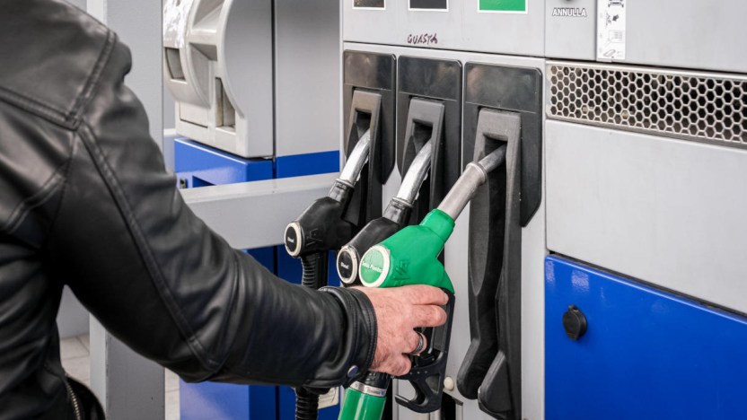 Prezzo della benzina ancora in salita con punte di 2,950 euro al litro: ecco dove