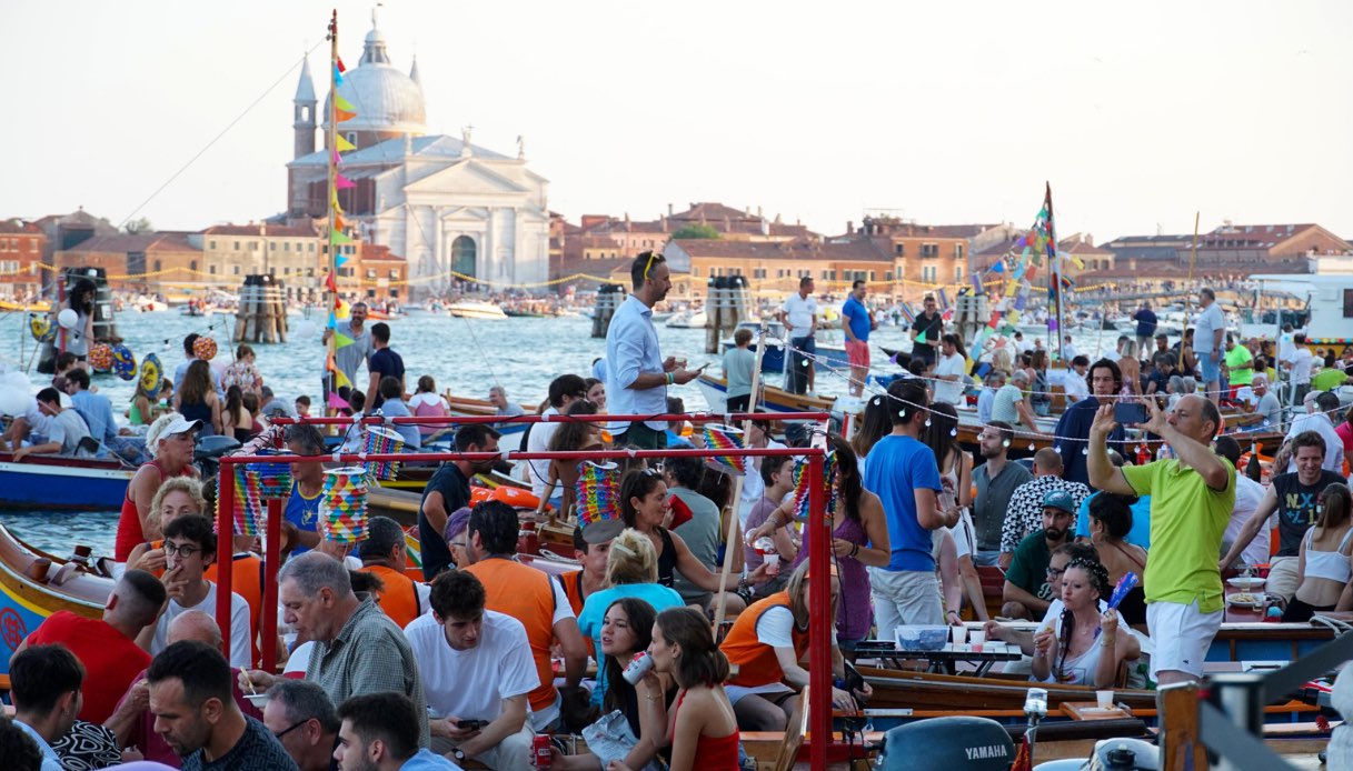 Venezia a pagamento, tassa d’accesso in centro storico di 5 euro: chi ha l’esenzione dal ticket