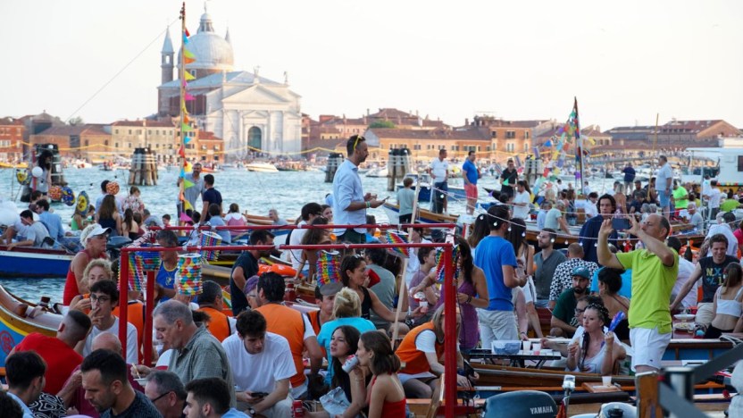 Venezia a pagamento, tassa d’accesso in centro storico di 5 euro: chi ha l’esenzione dal ticket