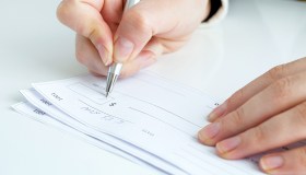 Assegno scoperto, quali sanzioni e quanti interessi si devono pagare per la sua emissione