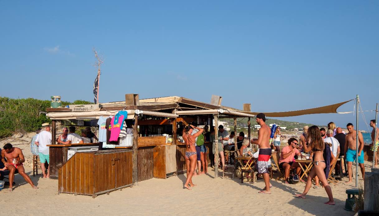 Formentera, addio ai chiringuitos: nuove regole per il turismo sulle spiagge in Spagna