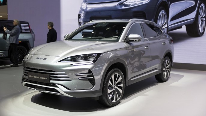 Un’auto elettrica su 4 in Europa sarà cinese entro fine anno: lo studio