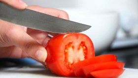 Contaminazione cromo attraverso i coltelli con manico rosso, ministero chiede ritiro prodotto