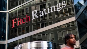 Fitch certifica la crisi: outlook rivisto in negativo, le conseguenze per l’Italia