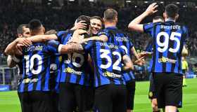 Milan-Inter, all’asta per la Giornata della Terra le maglie nerazzurre del derby scudetto