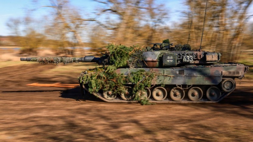 Svezia invia carri armati Leopard in Lettonia contro la Russia: pronta la difesa dei Baltici