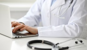 Intelligenza artificiale e sanità: i nostri dati sono a rischio? Parla l’esperta di privacy