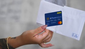 Nuova social card, 460 euro per gli acquisti: chi può richiederla e come