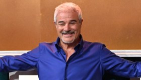 Pino Insegno torna con Reazione a Catena: flop ascolti ma contratto milionario