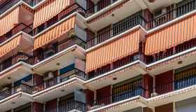 Tende da sole in condominio, si possono mettere? Regole e limiti da rispettare