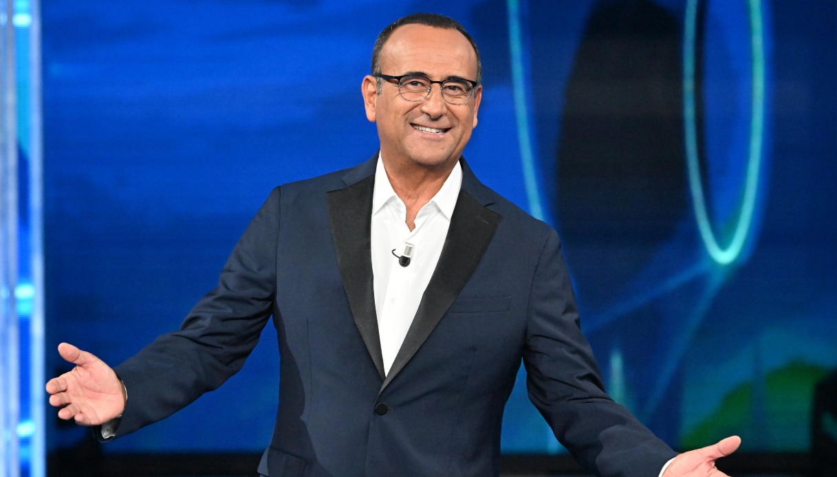 Carlo Conti è il nuovo conduttore di Sanremo 2025: quanto ha guadagnato e il suo stipendio in Rai